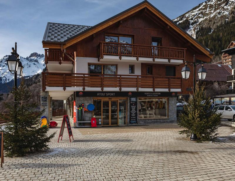 Rent in ski resort Résidence Le Saphir - Vaujany - Summer outside