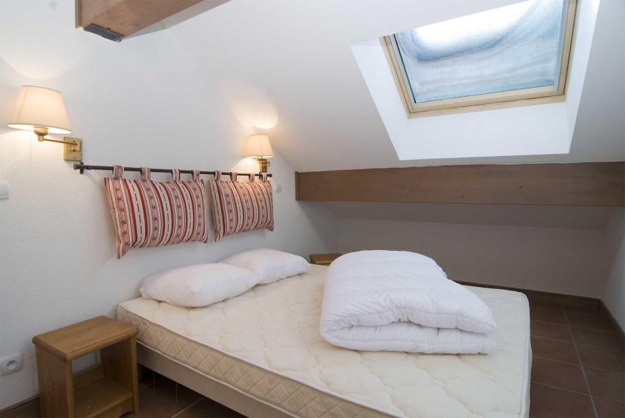 Holiday in mountain resort Résidence le Vermont - Valmeinier - Bedroom under mansard