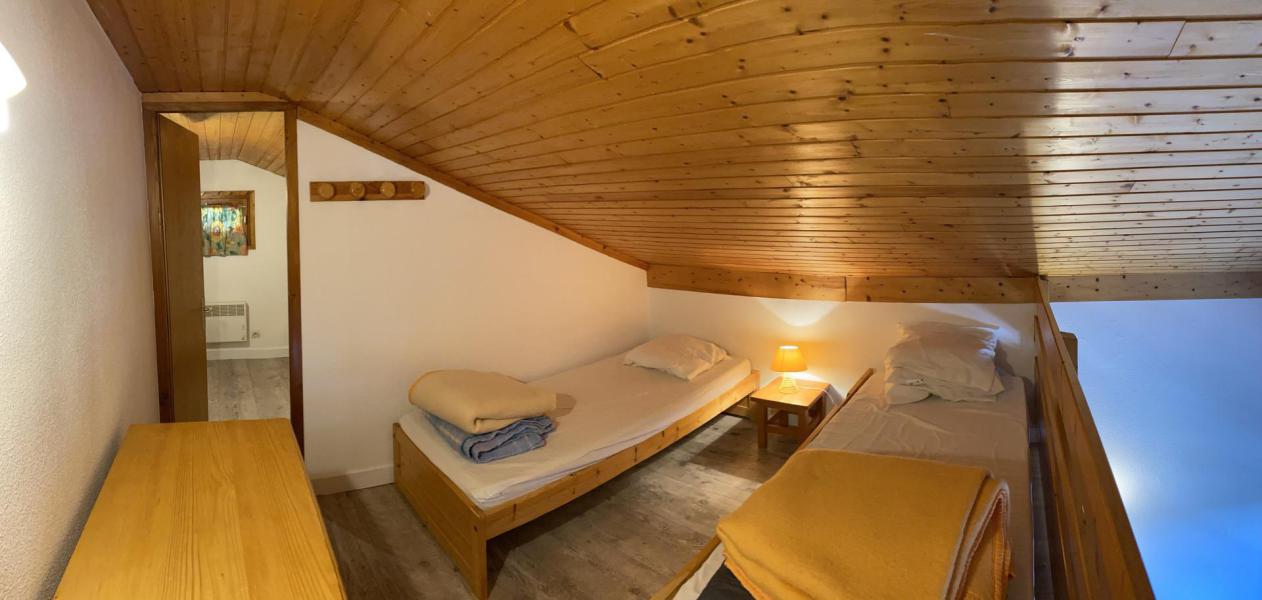 Vacaciones en montaña Apartamento 2 piezas mezzanine para 6 personas (320) - Résidence le Village 3 - Les Saisies - Habitación abuhardillada