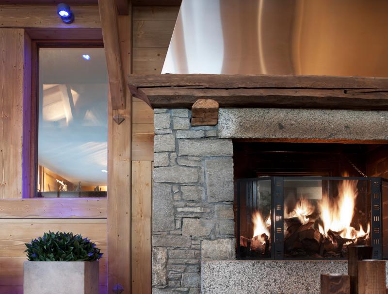 Holiday in mountain resort Résidence les Chalets de Jouvence - Les Carroz - Fireplace