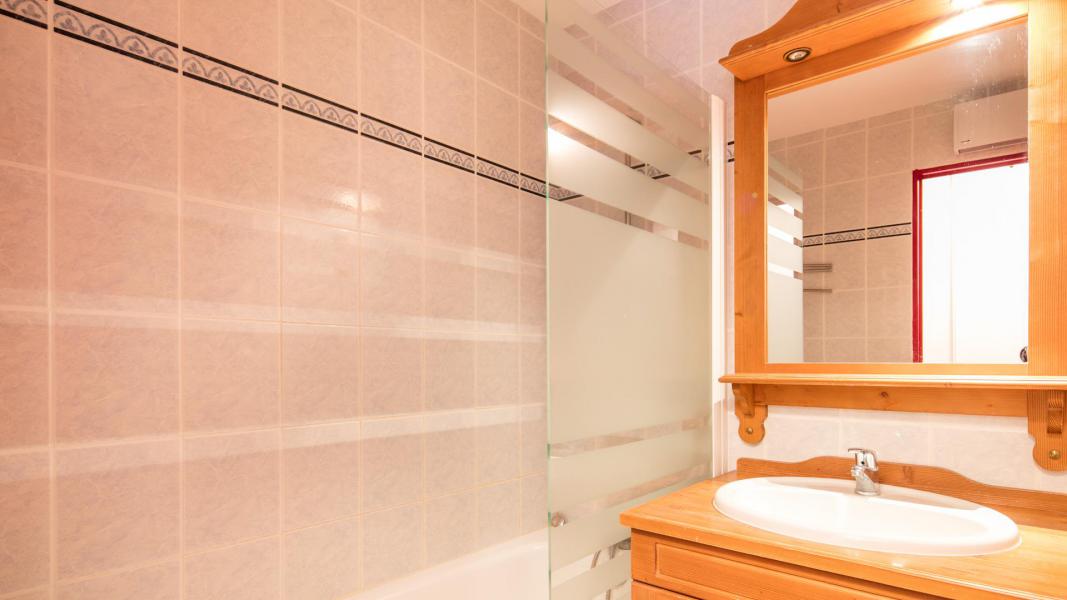 Holiday in mountain resort Résidence les Chalets de la Ramoure - Valfréjus - Bathroom