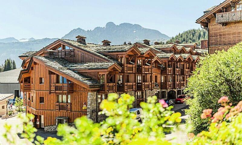 Аренда на лыжном курорте Résidence les Chalets du Forum - MH - Courchevel - летом под открытым небом