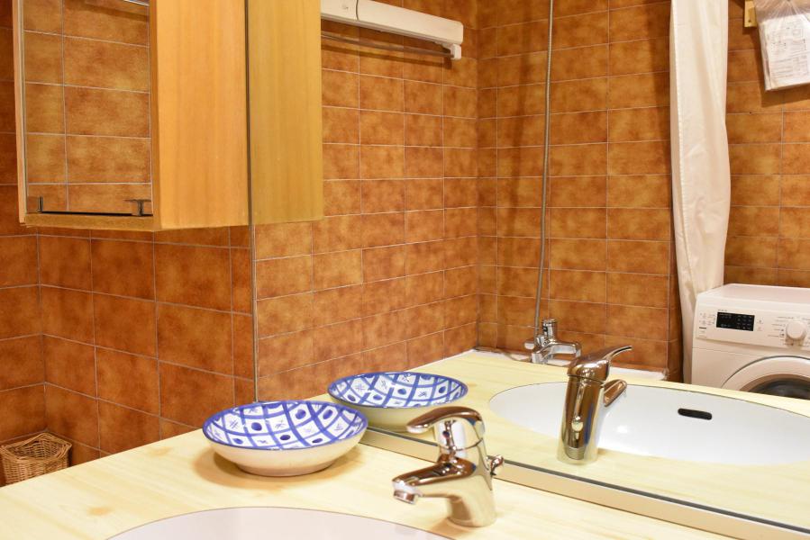 Holiday in mountain resort 2 room apartment 4 people (P4) - Résidence les Chandonnelles II - Méribel - Shower room