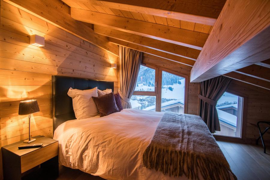Holiday in mountain resort Résidence Les Portes de Megève - Praz sur Arly - Bedroom under mansard