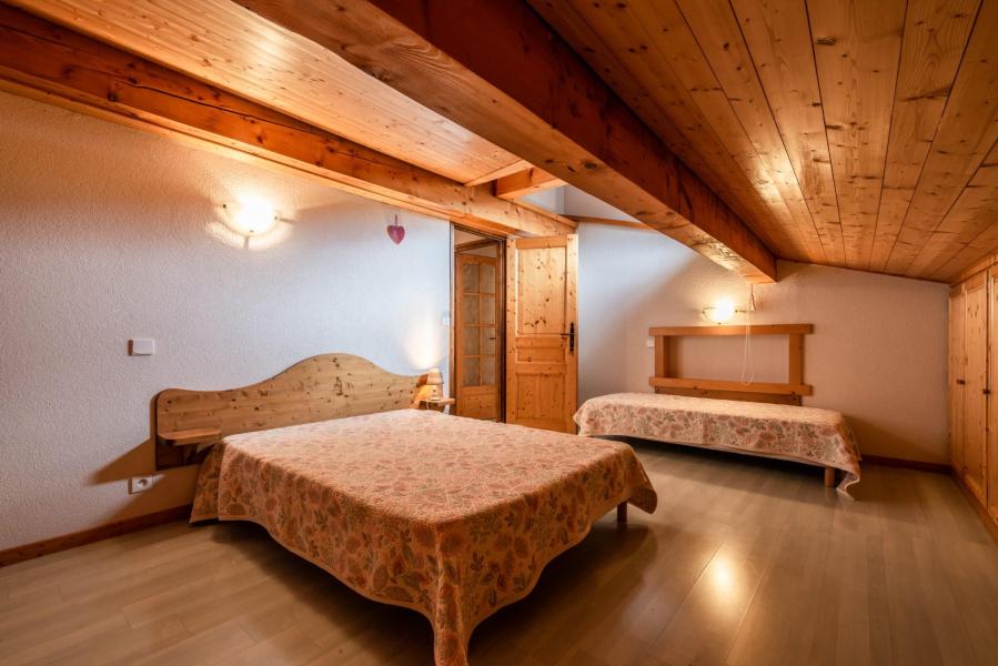 Holiday in mountain resort 3 room apartment 6 people - Résidence Lou Baitandys - Les Gets - Bedroom