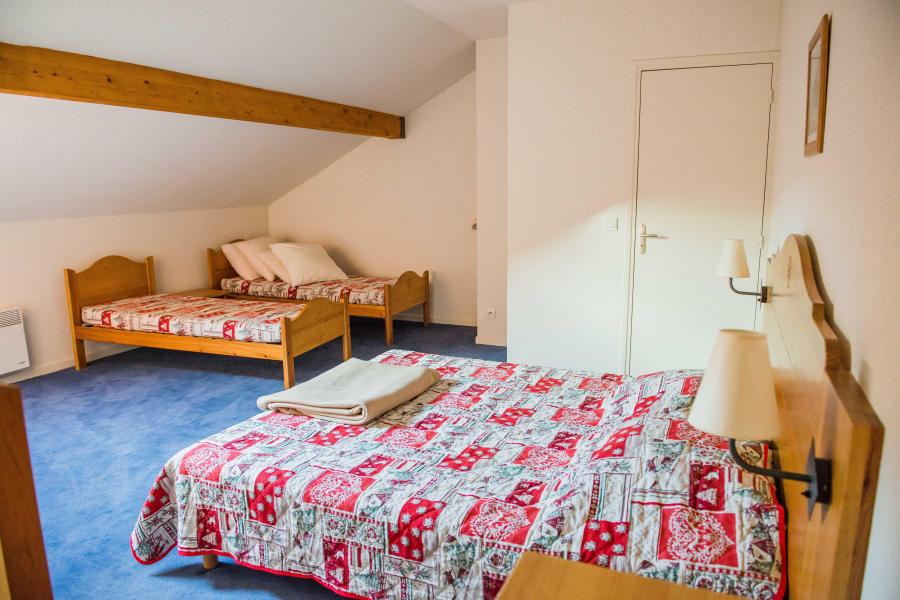 Holiday in mountain resort Résidence Plein Soleil - La Norma - Bedroom under mansard