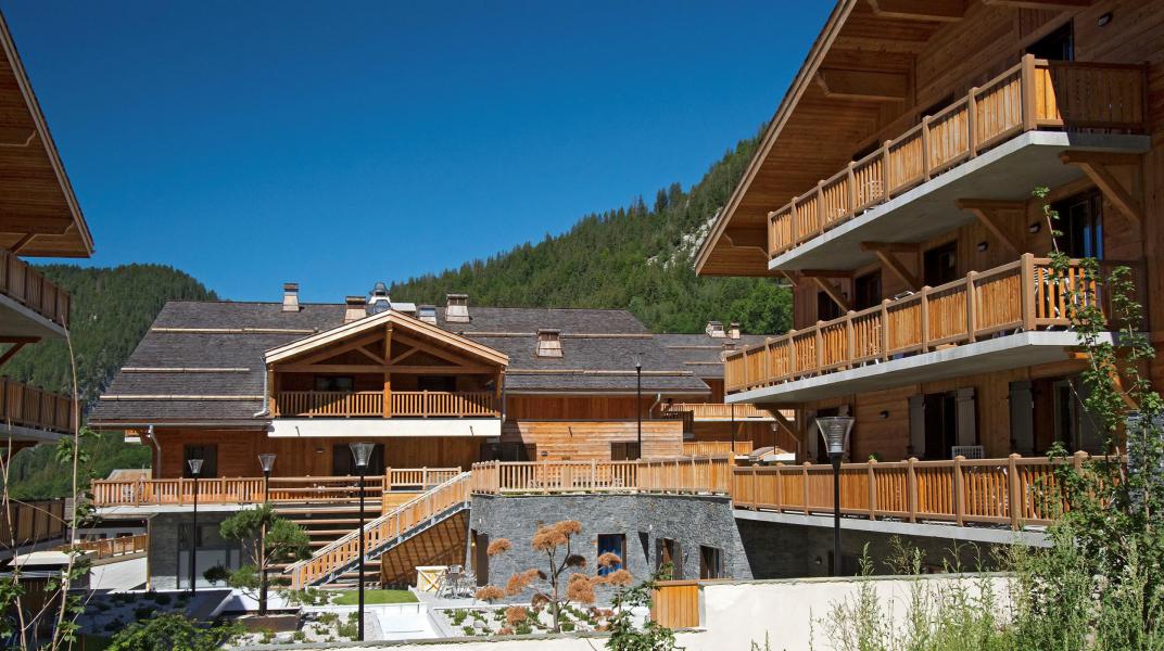 Vacances en montagne Résidence Prestige Mendi Alde - La Clusaz - Extérieur été
