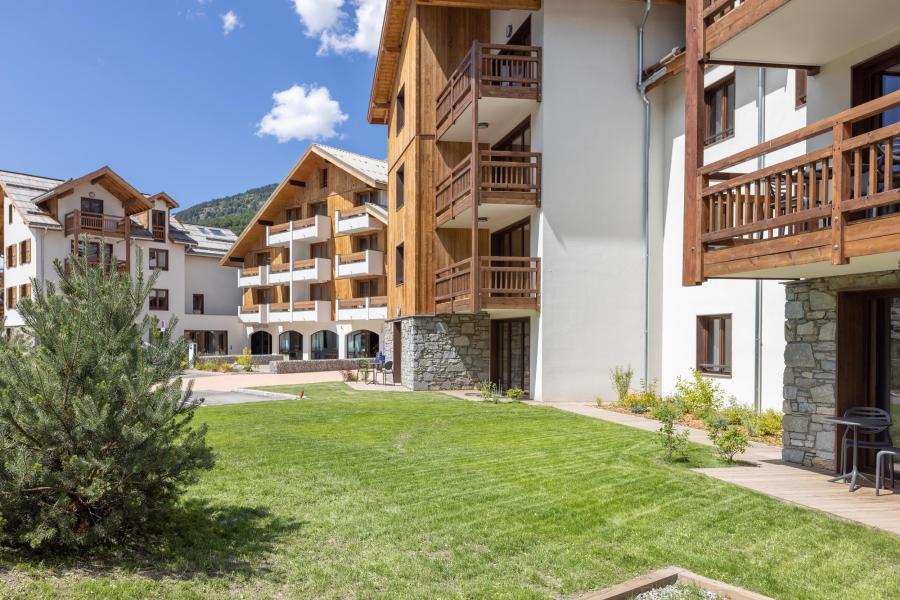 Urlaub in den Bergen Résidence Terresens Cristal Lodge - Serre Chevalier - Draußen im Sommer