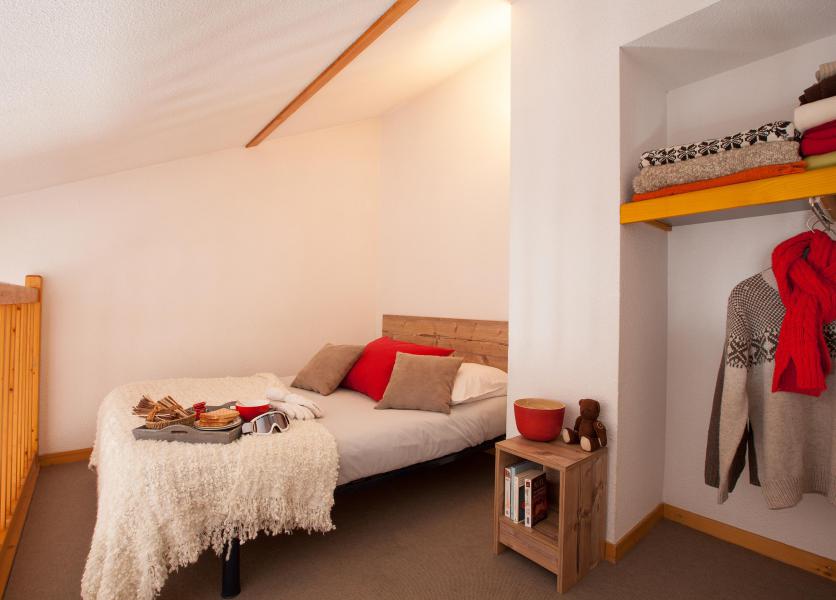 Holiday in mountain resort VVF Val Cenis Haute Maurienne - Val Cenis - Bedroom under mansard