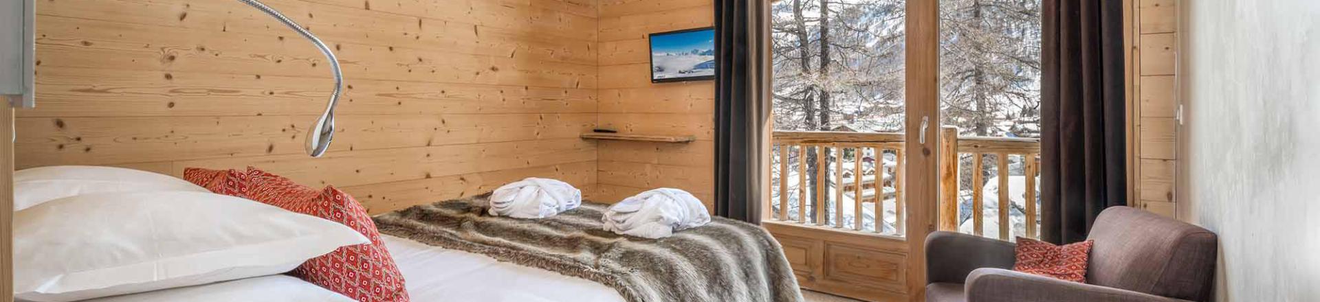 Holiday in mountain resort Chalet Acajuma - Val d'Isère - Bedroom under mansard