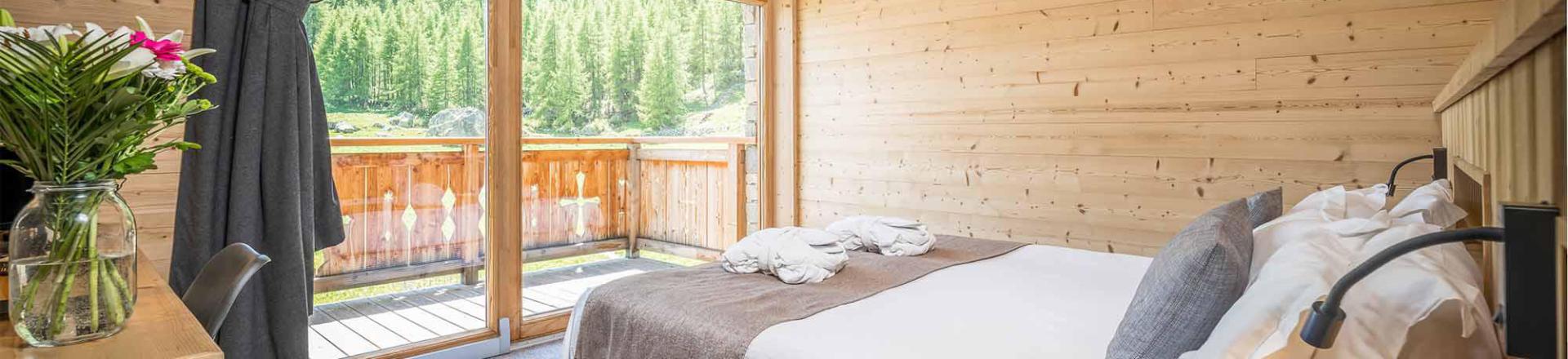Holiday in mountain resort Chalet Alpinium 1 - Tignes - Bedroom under mansard