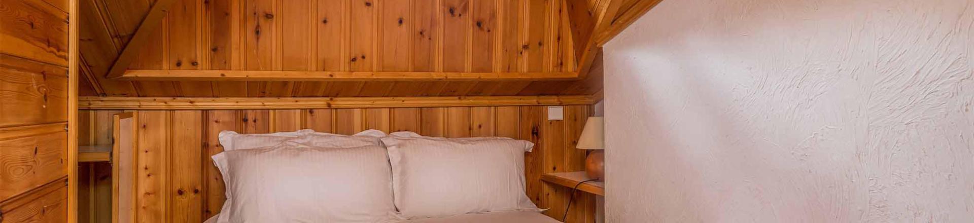 Holiday in mountain resort Chalet Charvet - Val d'Isère - Bedroom under mansard