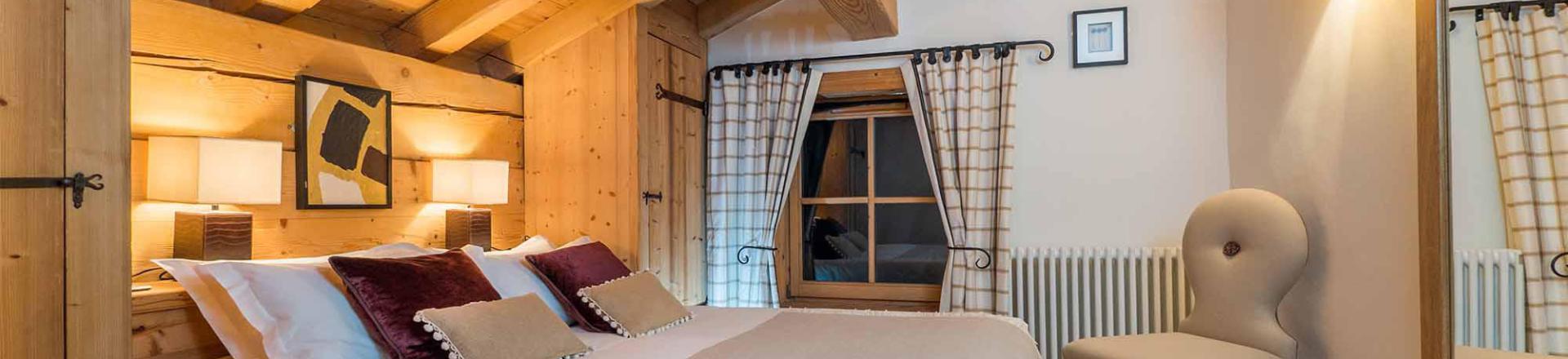 Holiday in mountain resort Chalet Davos - Val d'Isère - Bedroom under mansard