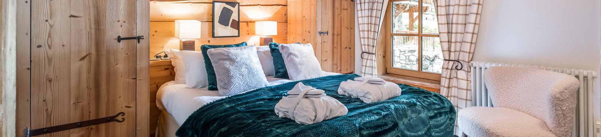 Holiday in mountain resort Chalet Davos - Val d'Isère - Bedroom under mansard