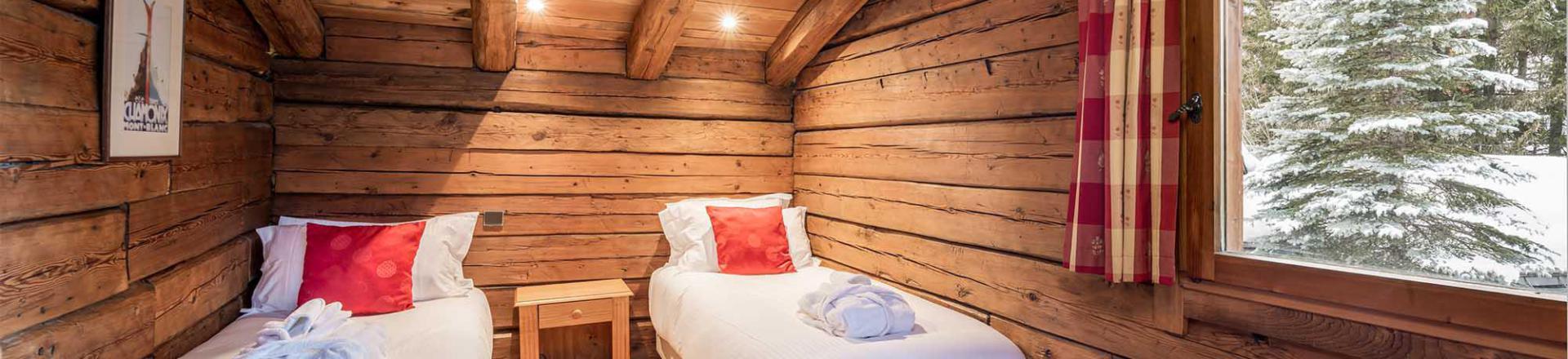 Holiday in mountain resort Chalet Elliot Ouest - La Tania - Bedroom under mansard