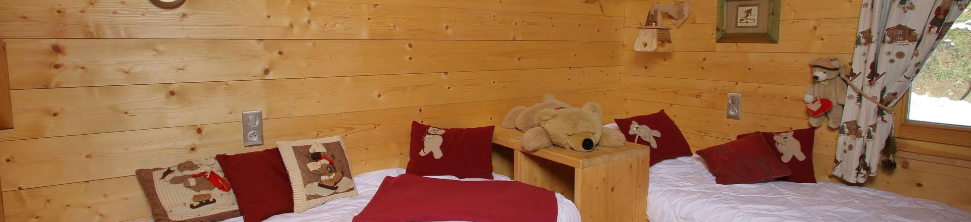 Holiday in mountain resort Chalet Jardin d'Hiver - La Toussuire - Bedroom under mansard
