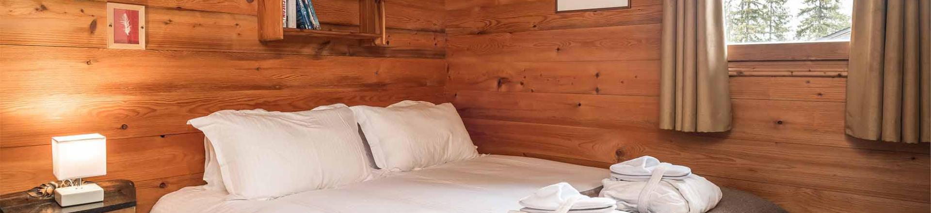 Holiday in mountain resort Chalet Léa - La Tania - Bedroom under mansard