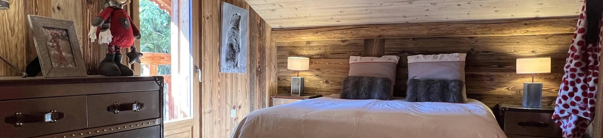 Holiday in mountain resort Chalet les Alpages - Les 2 Alpes - Bedroom under mansard