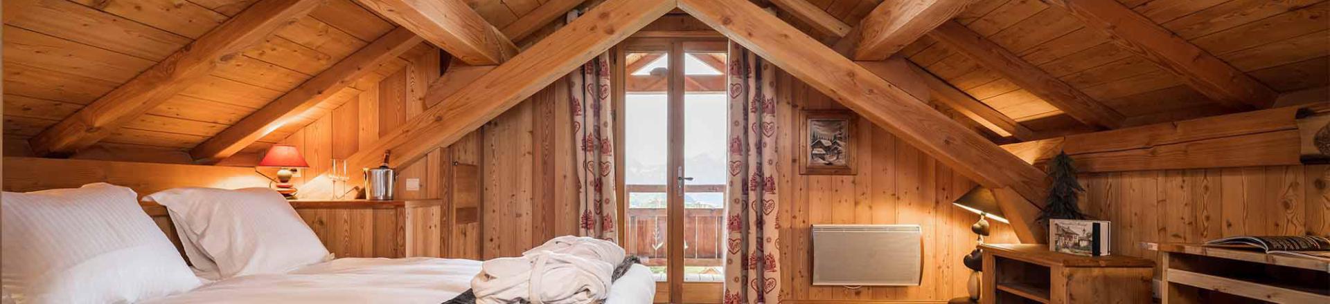Holiday in mountain resort Chalet Lièvre Blanc - Alpe d'Huez - Bedroom under mansard