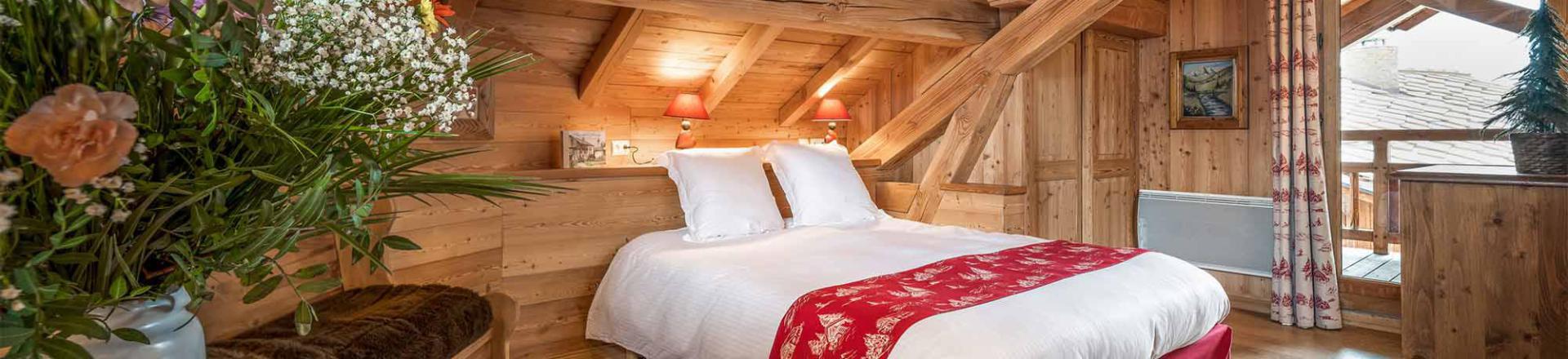 Holiday in mountain resort Chalet Lièvre Blanc - Alpe d'Huez - Bedroom under mansard