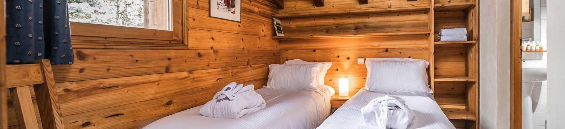 Holiday in mountain resort Chalet Morgane - La Tania - Bedroom under mansard