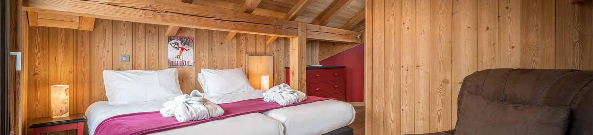 Holiday in mountain resort Chalet Nightingale - Alpe d'Huez - Bedroom under mansard