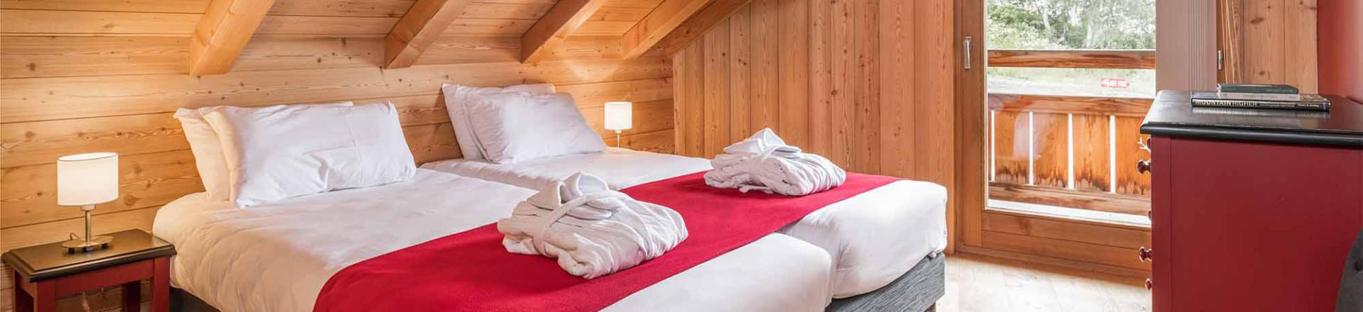 Holiday in mountain resort Chalet Woodpecker - Alpe d'Huez - Bedroom under mansard