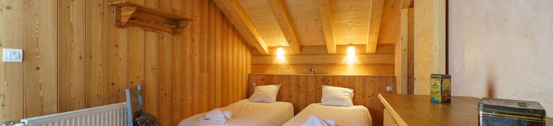 Holiday in mountain resort 5 room triplex chalet 8 people (Rébèque) - Chalets Les Balcons du Golf - Alpe d'Huez - Bedroom under mansard