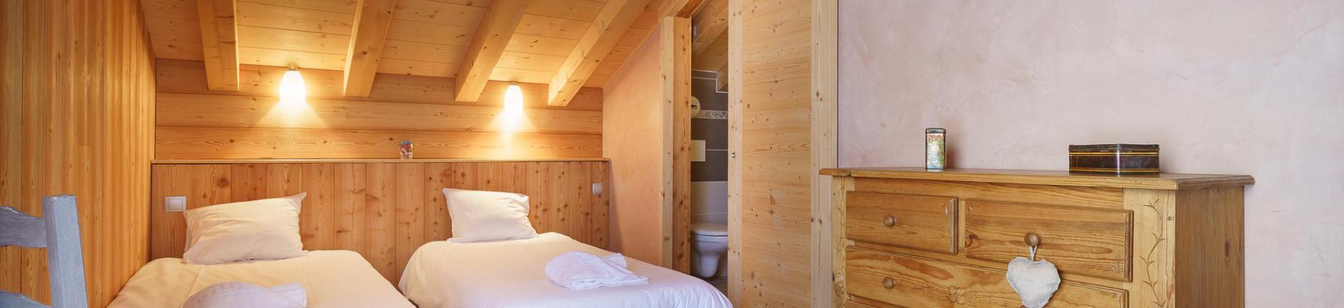 Holiday in mountain resort 5 room triplex chalet 8 people (Rébèque) - Chalets Les Balcons du Golf - Alpe d'Huez - Bedroom under mansard