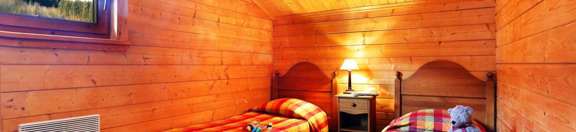 Holiday in mountain resort Les Chalets du Bois de Champelle - Morillon - Bedroom under mansard