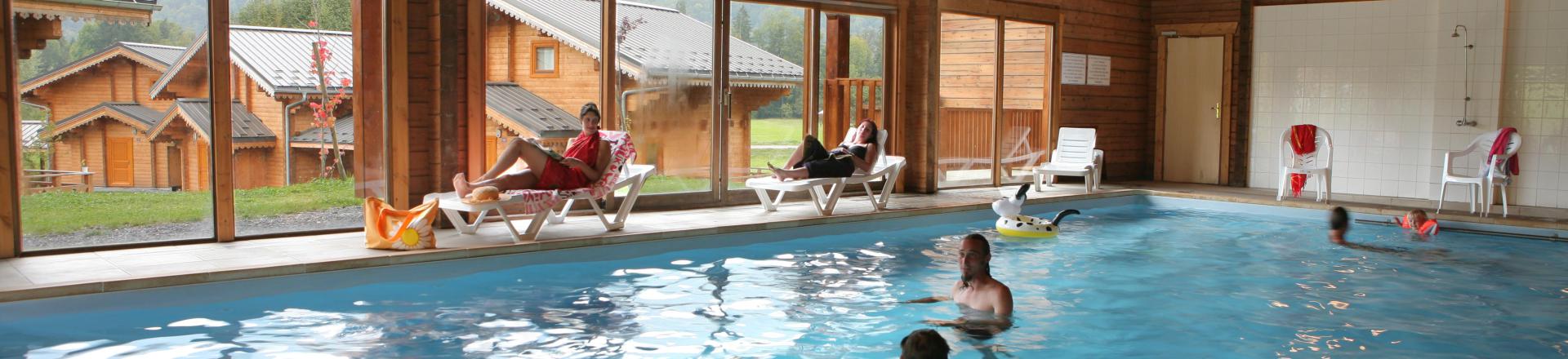 Holiday in mountain resort Les Chalets du Bois de Champelle - Morillon - Swimming pool