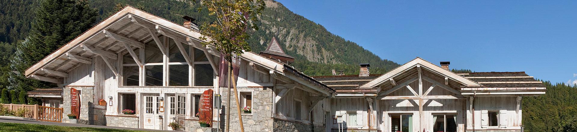 Vacances en montagne Résidence Boutique Le Hameau de Pierre Blanche - Les Houches - Extérieur été