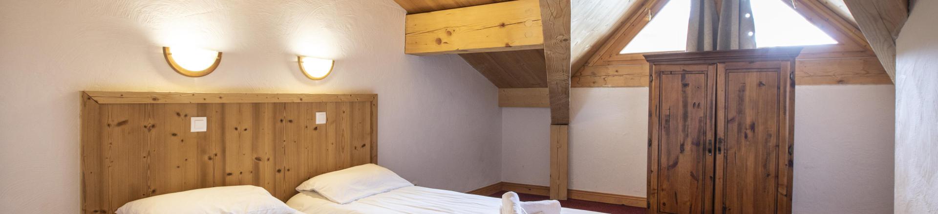 Holiday in mountain resort Résidence Chalet des Neiges Plein Sud - Val Thorens - Bedroom under mansard