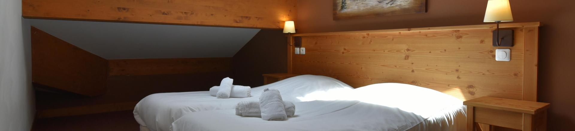 Holiday in mountain resort Résidence Club MMV l'Étoile des Cîmes - Sainte Foy Tarentaise - Bedroom under mansard