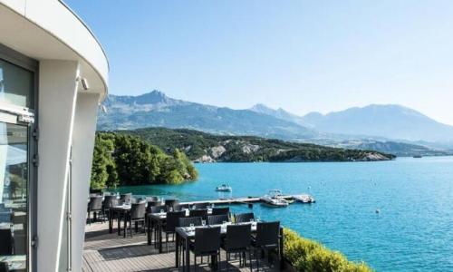 Vacances en montagne Camping l'Ecrin du Lac - Chorges - Extérieur été