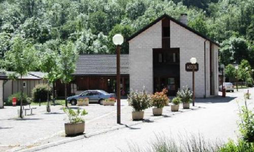 Vacanze in montagna Camping Le Pas de l'Ours - Aston - Esteriore estate