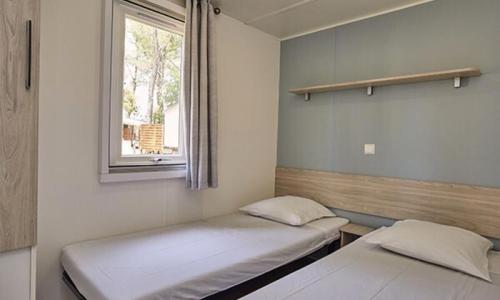 Urlaub in den Bergen 3-Zimmer-Mobilheim für 4 Personen (24m²) - Camping Les Gorges de Provence - Montagnac-Montpezat - Draußen im Sommer