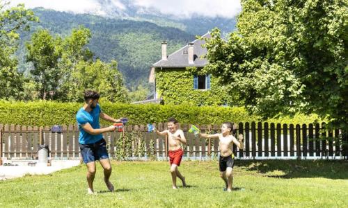 Vakantie in de bergen Camping Romanée La Ferme de la Serraz - Doussard - Buiten zomer