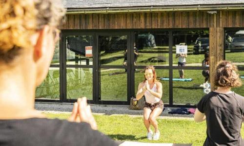 Vakantie in de bergen Camping Romanée La Ferme de la Serraz - Doussard - Buiten zomer