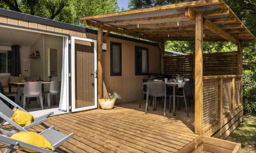 Wakacje w górach Mobil-home 3 pokojowy dla 4 osób (27m²) - Camping Romanée La Ferme de la Serraz - Doussard - Na zewnątrz latem