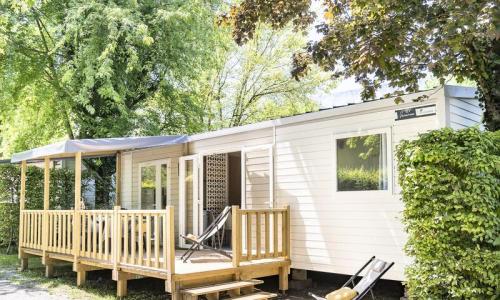 Vakantie in de bergen Mobile-Home 4 kamers 6 personen (Confort 27m²) - Camping Romanée La Ferme de la Serraz - Doussard - Buiten zomer