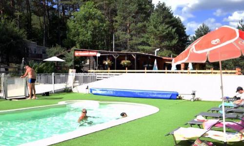 Urlaub in den Bergen Camping Tikayan La Pinatelle - Saint-Auban - Draußen im Sommer