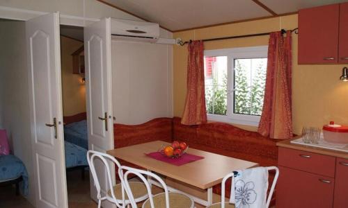 Urlaub in den Bergen 4-Zimmer-Mobilheim für 8 Personen (32m²) - Camping Tikayan Saint Clair - Moustiers-Sainte-Marie - Draußen im Sommer