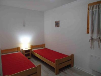 Holiday in mountain resort 2 room apartment 6 people (E2) - Chalet Arrondaz - Valfréjus - Bedroom