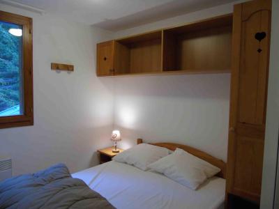 Holiday in mountain resort 3 room apartment cabin 6 people (J32) - Chalet Arrondaz - Valfréjus - Bedroom