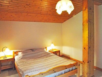 Holiday in mountain resort Chalet Au Coeur de la Vanoise - Champagny-en-Vanoise - Bedroom under mansard