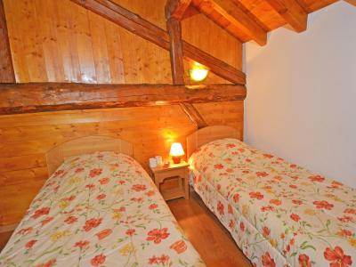 Holiday in mountain resort Chalet Balcon Cime de Caron - Les Menuires - Bedroom under mansard