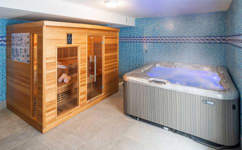 Holiday in mountain resort Chalet Camille - Tignes - Jacuzzi
