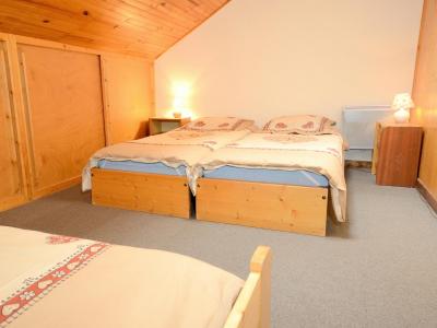 Holiday in mountain resort Chalet Carella - Champagny-en-Vanoise - Bedroom under mansard