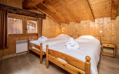 Holiday in mountain resort Chalet Castors - Méribel - Bedroom under mansard